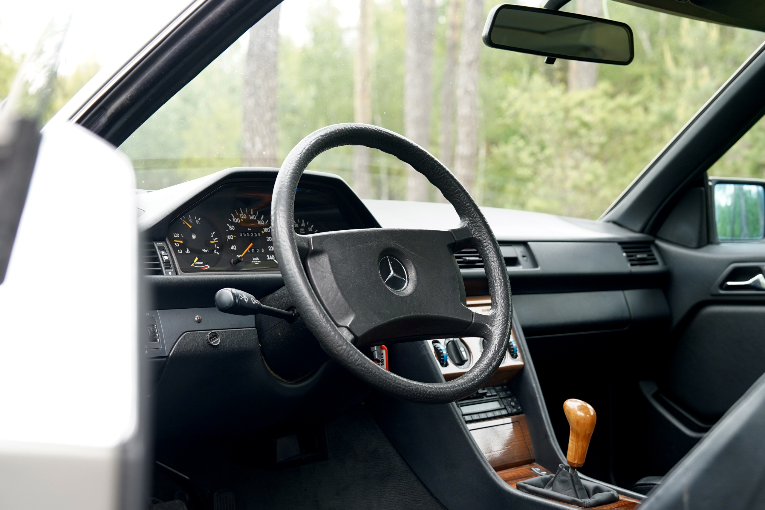 Mercedes-Benz 300 CE Coupe - obrazek 18