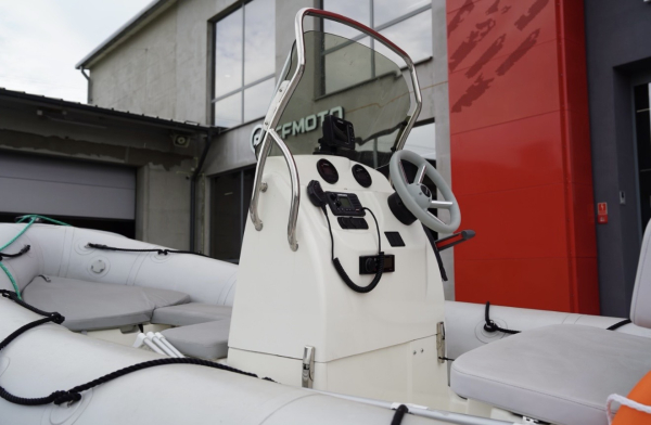 Motorówka Bombard Explorer 550