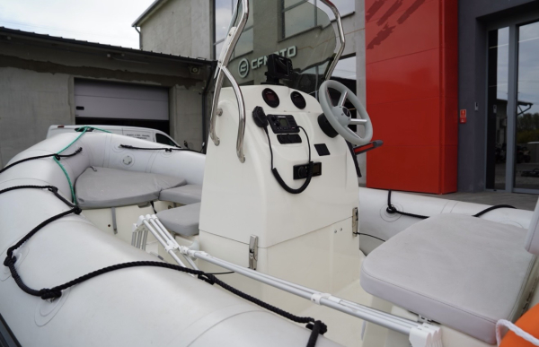Motorówka Bombard Explorer 550