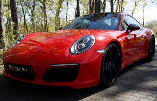 Dwie epoki. Dwie legendy. Jedna decyzja. 🔥

Po jednej stronie Porsche 911 Carrera 4S Coupe z 2017 roku – nowoczesna technologia, osiągi i sportowe emocje na najwyższym poziomie.

Po drugiej Mercedes-Benz 560SL Roadster z 1989 roku – klasyczna elegancja, ponadczasowy styl i motoryzacja z czasów, gdy samochody miały niepowtarzalny charakter. Mercedes 560SL był ostatnią i najbardziej prestiżową wersją kultowego modelu R107, napędzaną silnikiem V8. 

A Ty co wybierasz? 🤔

❤️ Nowoczesną motoryzację i osiągi Porsche?
👍 Klasykę lat 80. i ponadczasowy styl Mercedesa?

Daj znać w komentarzu, po której stronie jesteś! 👇